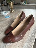 Aigner pumps Heels Budapestmuster Leder 38,5 Niedersachsen - Gifhorn Vorschau