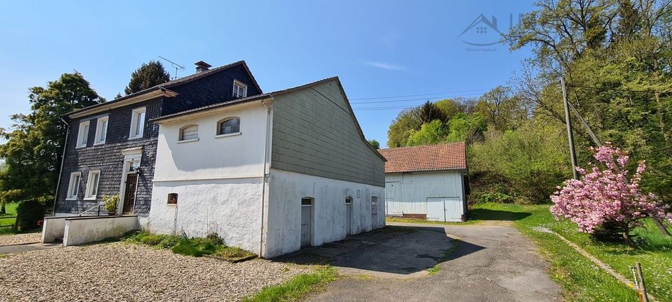 FACHWERKHAUS MIT NEBENGEBÄUDEN UND BAUPLATZ FÜR EIN DOPPELHAUS in Hückeswagen