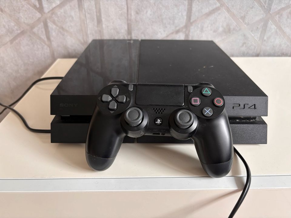 PS4 mit Controller in Spenge