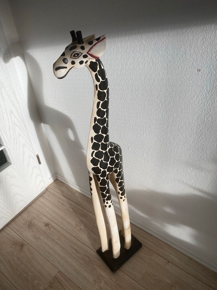 Deko-Giraffe aus Holz in Flensburg