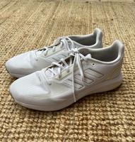 Adidas Sneaker weiß Hallenschuh 42 2/3 Essen - Essen-Werden Vorschau