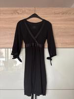 Leichtes schwarzes Baumwoll-Strickkleid mit Satinbändern Köln - Weiß Vorschau