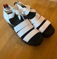 Schicke, neue Hilfiger Sandalen mit Etikett Stuttgart - Stuttgart-Ost Vorschau