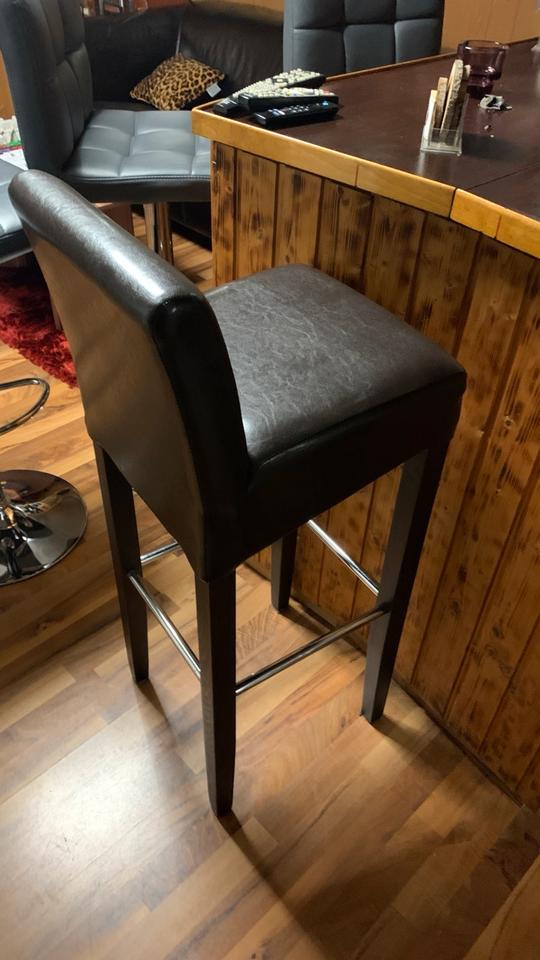 2 Barhocker aus Holz  gebraucht 1 Hocker gratis Neupreis 140€ in Bietigheim-Bissingen