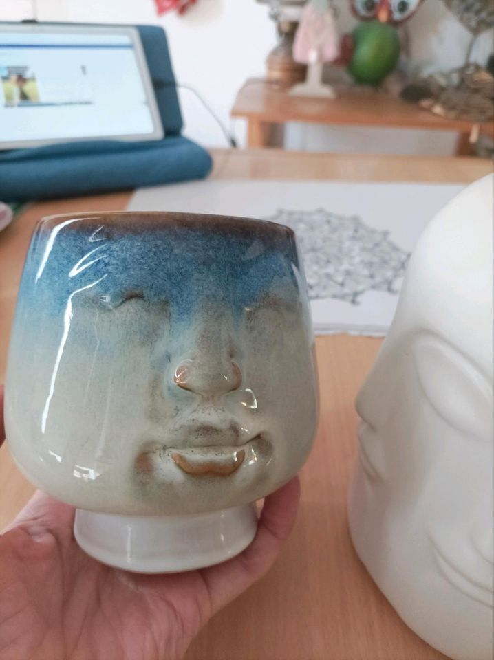 2 Gesichter Vasen bzw. 1x Gesichter Vase weiß+1x Blumentopf blau in Gievenbeck