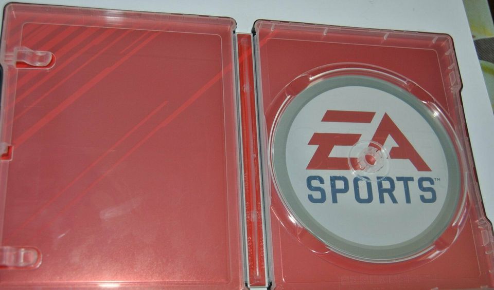 FIFA 18, Leer Steelbook mit Lentikularmagnet, geprägt in Wuppertal