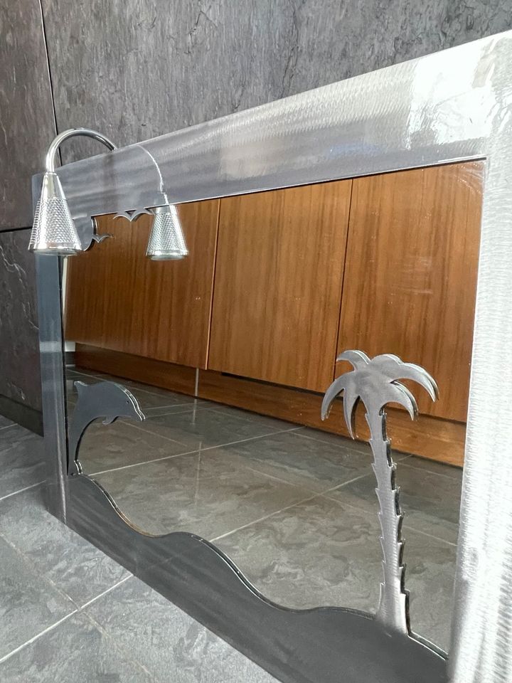 Spiegel mit Delfin Motiv, Silber Chrom gebürstet in Anschau