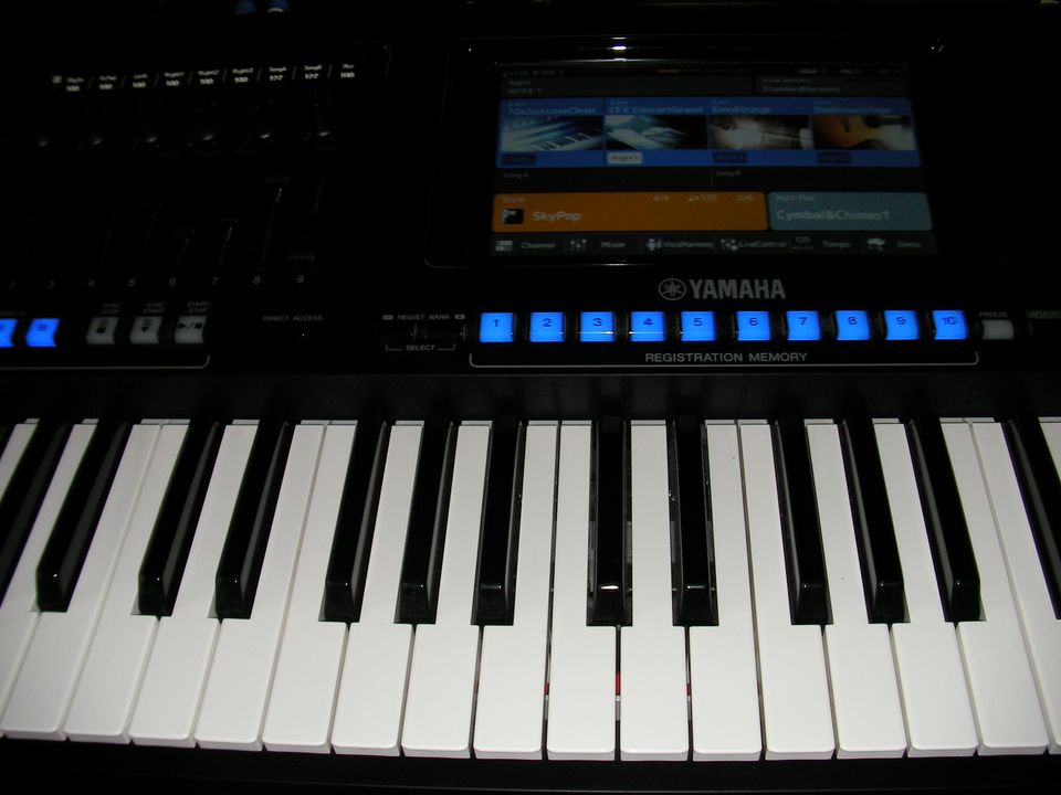 Yamaha Genos1 Entertainer Keyboard (Superzustand) in Berlin