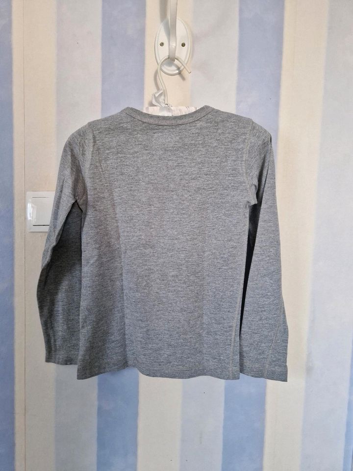 Shirt langarm Jungen H&M grau Print Gr 134 in Marl