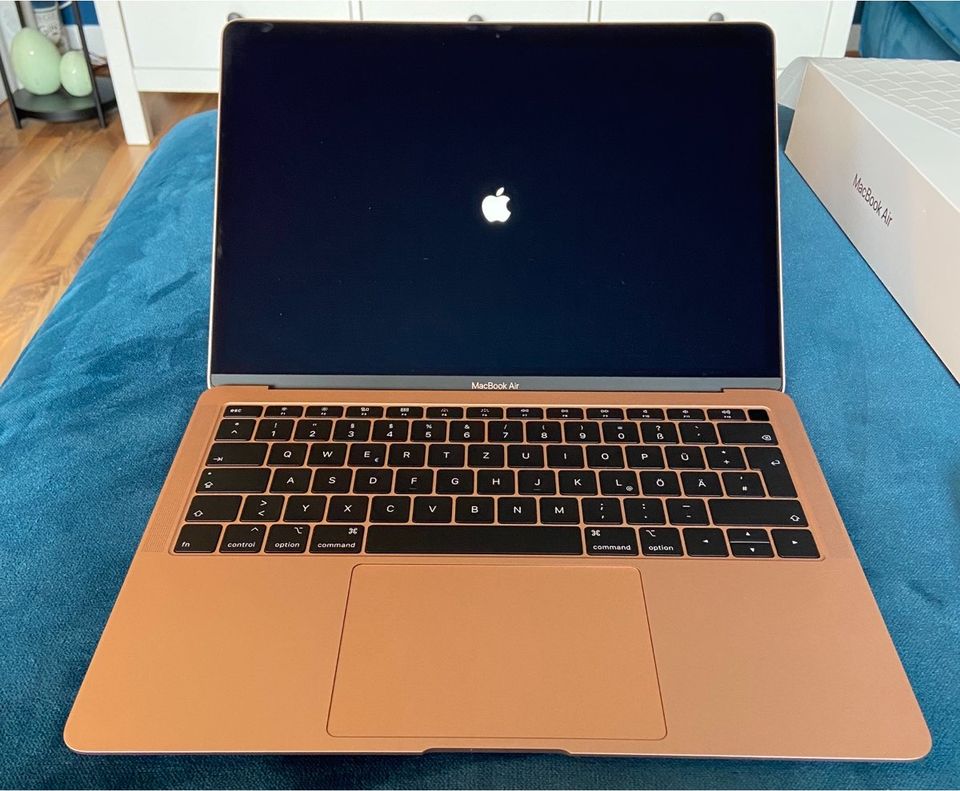 Apple MacBook Air 13“ (2019) gold, inkl. Magic Mouse 2 und Hüllen in Duisburg