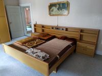 Großes Bett mit Überbau und Schränkchen Hessen - Münzenberg Vorschau