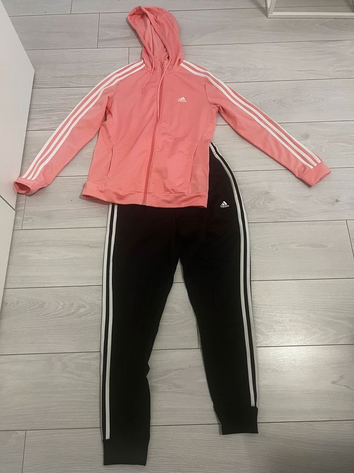 Adidas Trainingsanzug Anzug Größe S in Gevelsberg