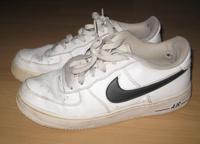 Nike Air Turnschuhe Weiß Gr.38,5 Hessen - Schauenburg Vorschau
