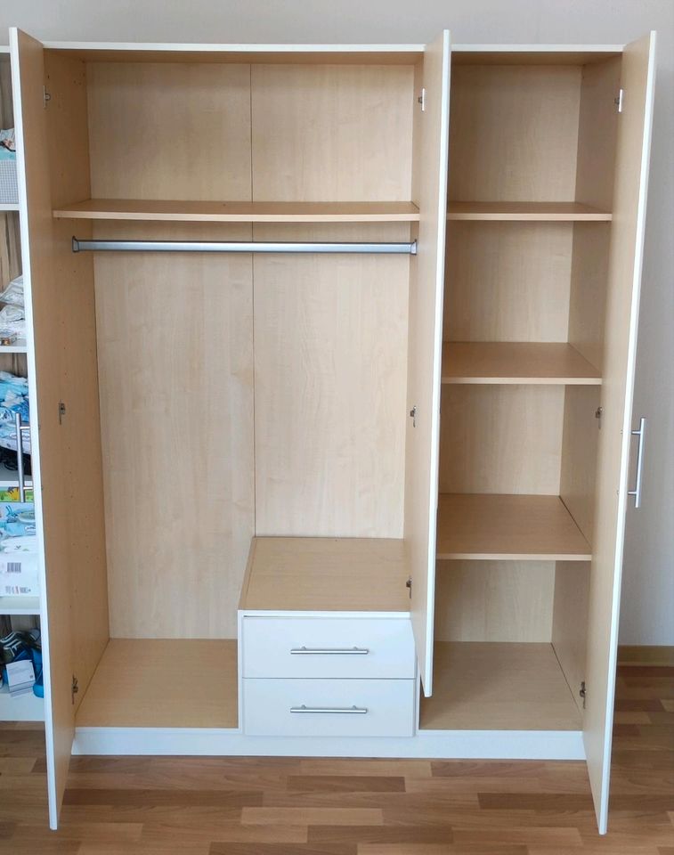 Wickelkommode mit Kleiderschrank in Waldfeucht