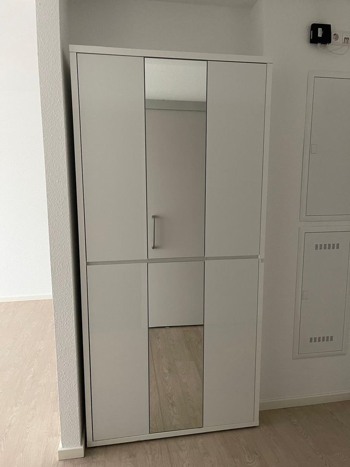 Garderobenschrank mit Spiegel weiß in Pleidelsheim
