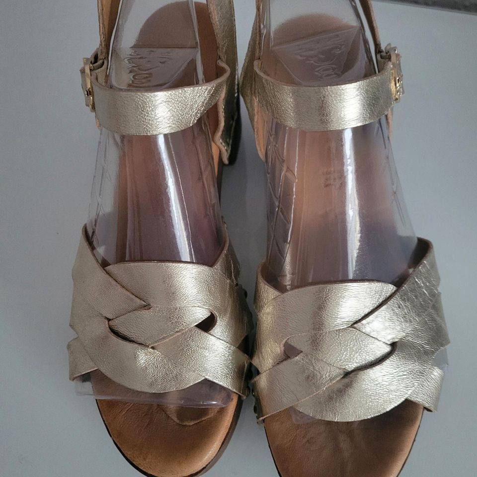 Neuw☆TAMARIS Plateau Sandalette Echtleder 40/39 gold Blockabsatz in Braunschweig