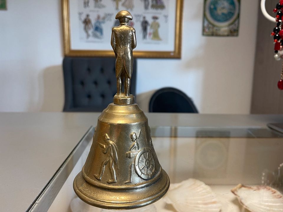 Glocke Handglocke Messing mit Militärabbildungen in Mönchengladbach