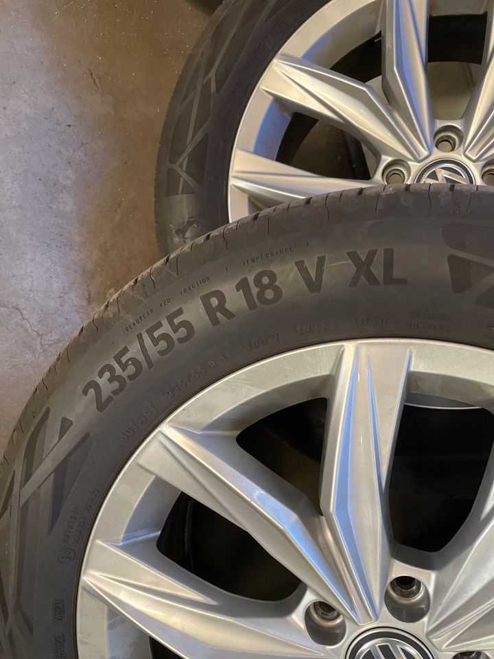 VW Tiguan Alufelgen mit Sommerreifen  235/55 R18 V XL in Weil der Stadt