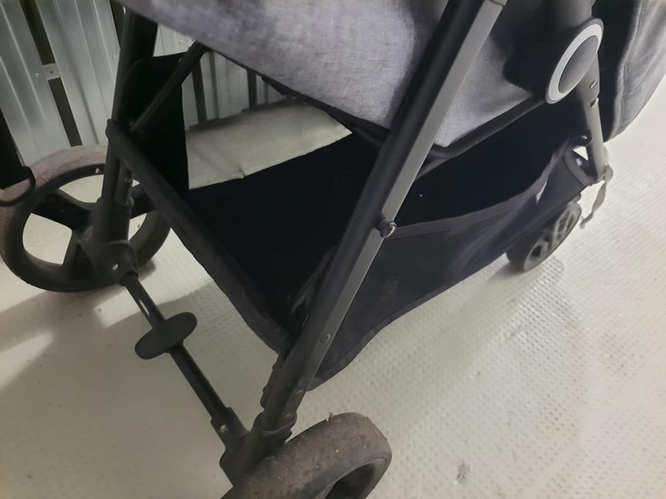 Stabiler Kinderwagen mit Fußabdeckung und neuem Regenschutz in Leipzig