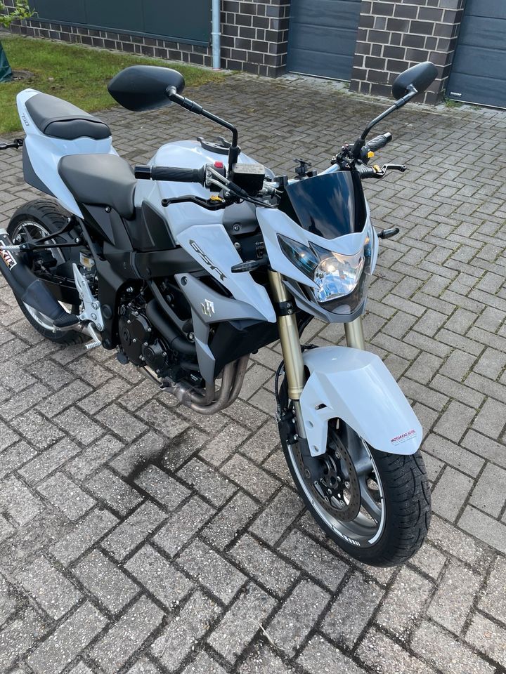 Suzuki GSR 750 in Hopsten