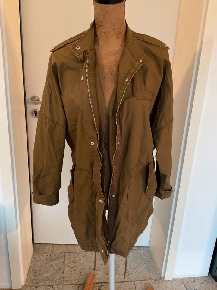 Leichte Jacke im Parka Stil Gr.36, von Stradivarius, sehr gut in Hannover