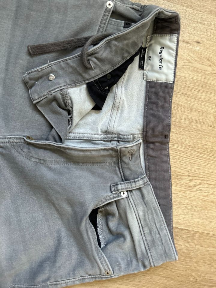 Jeans H&M regular fit Gr. 33/32 in Kempen