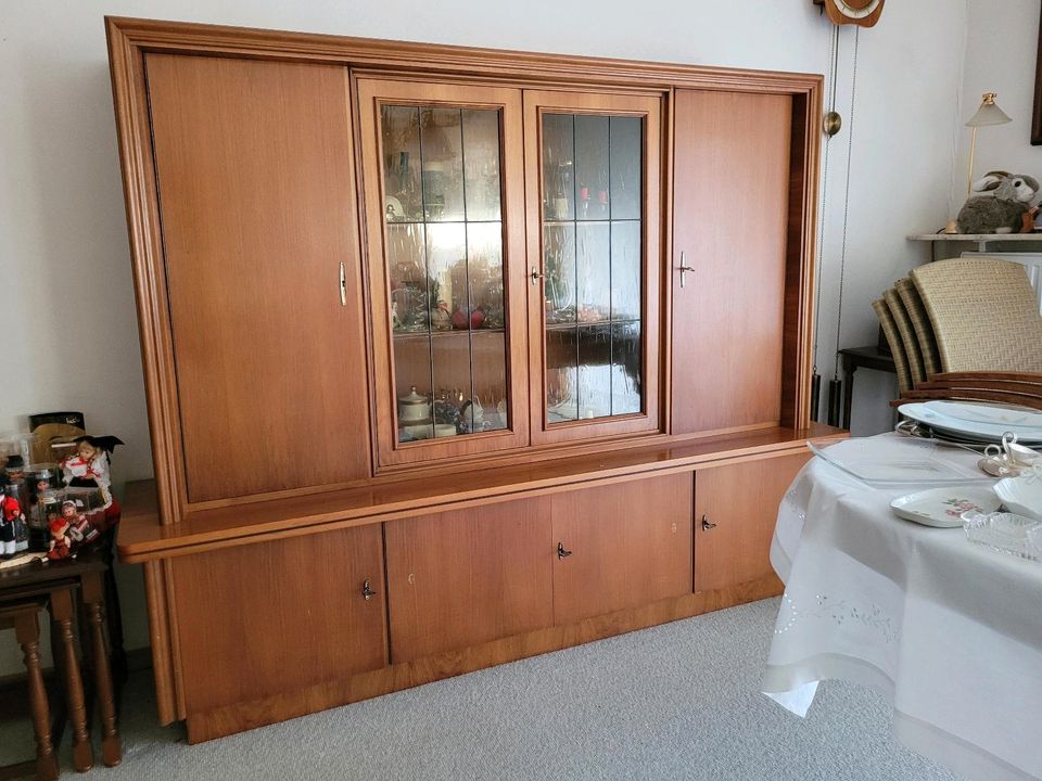 Wohnzimmerschrank retro mit zwei Vitrinentüren in Sittensen