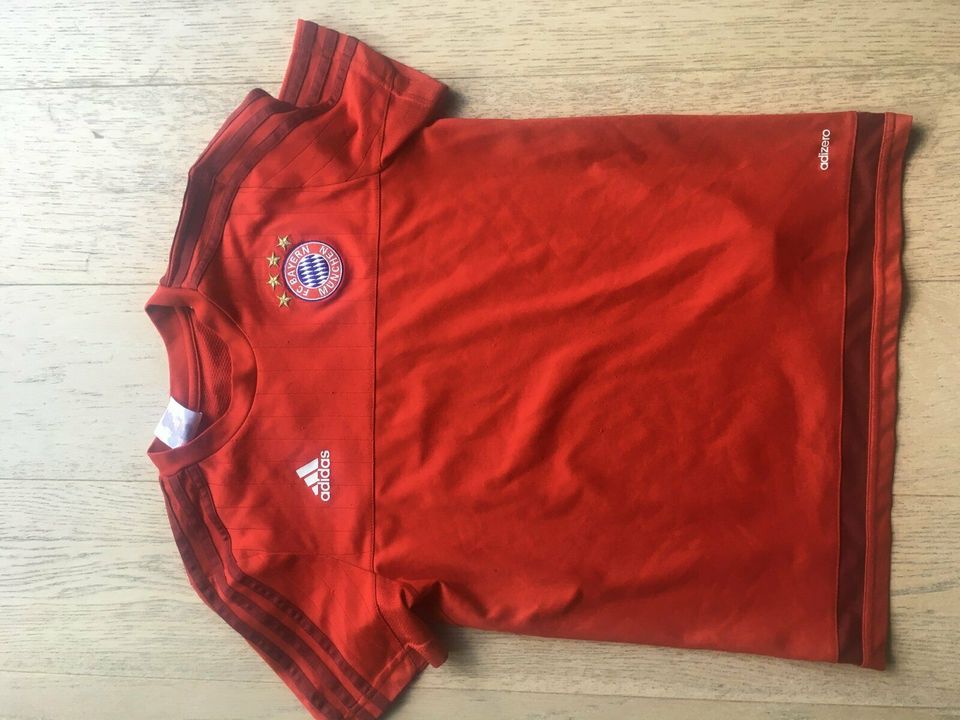 adidas: rotes Kurzarmtrikot:  FC Bayern München in Hamburg