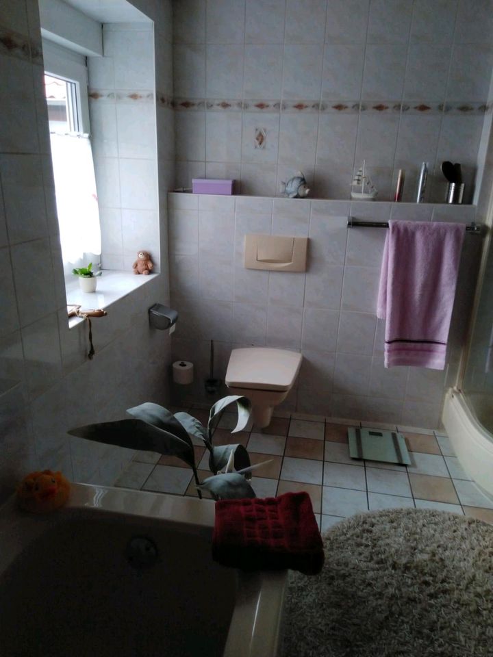 Dusche, Toilette, Badewanne, Waschbecken in Northeim