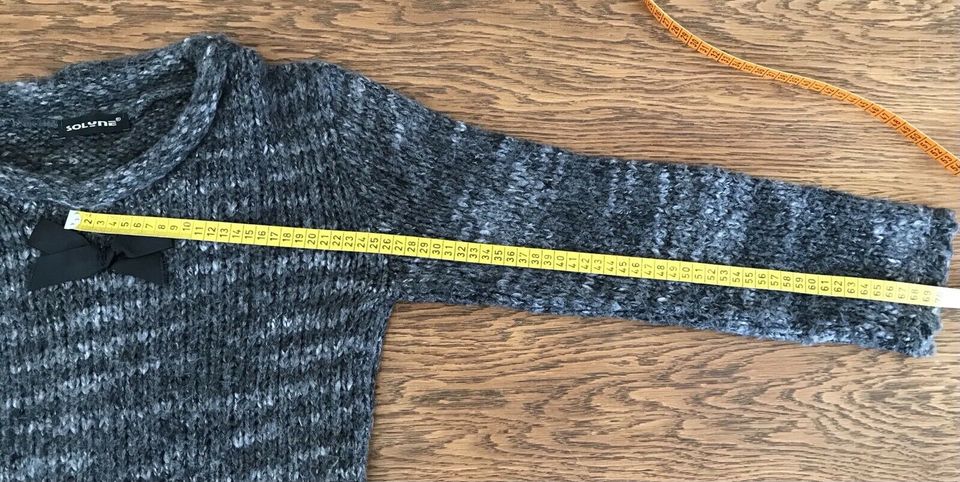 Langer Strickpullover grau-meliert M in Neubrandenburg