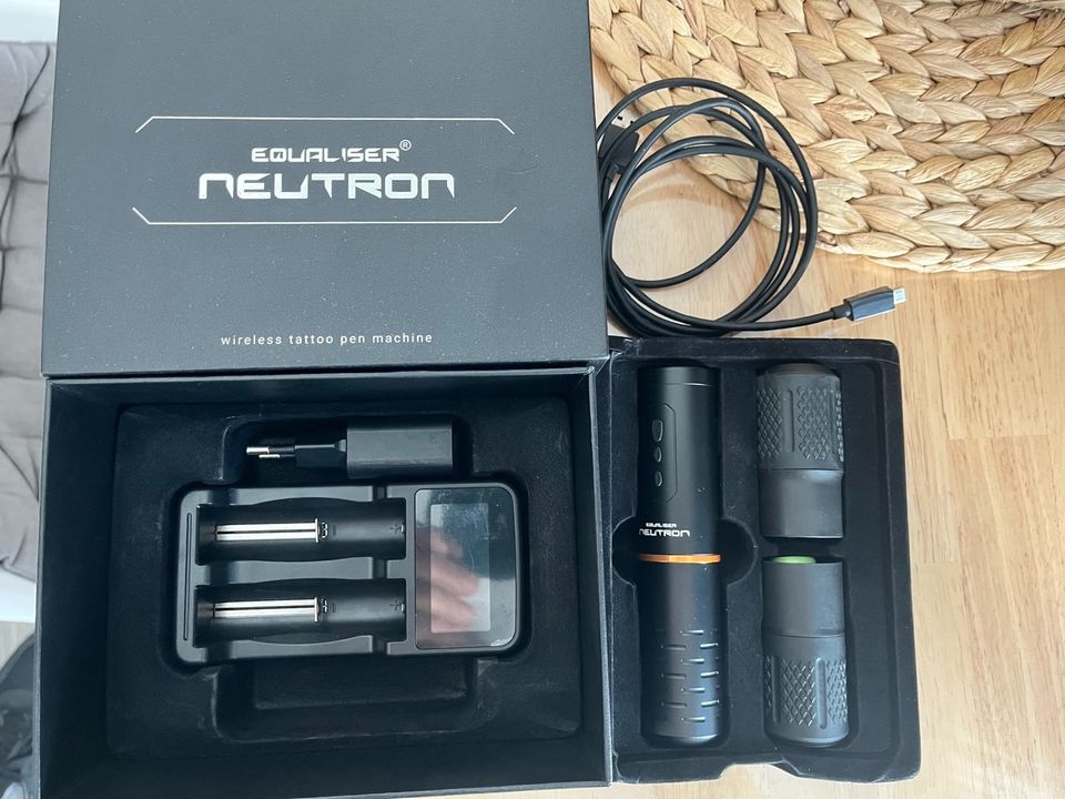 Kwadron Equaliser Neutron Tattoo Maschine PEN in Seeg