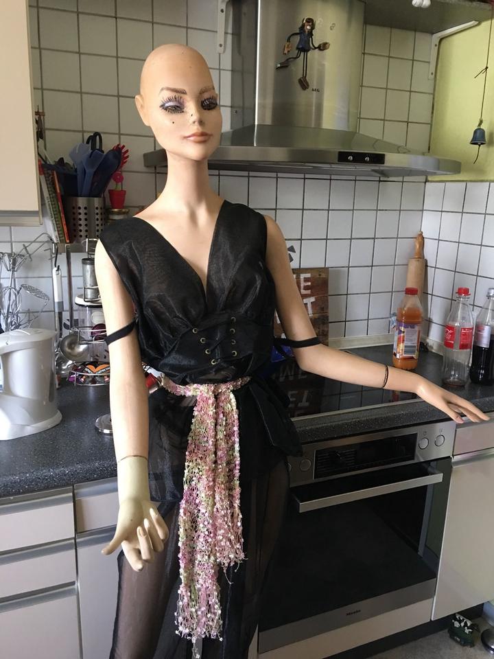 Alte Schaufensterpuppe mit Schönheitsfehler an Selbstabholer in Ranstadt
