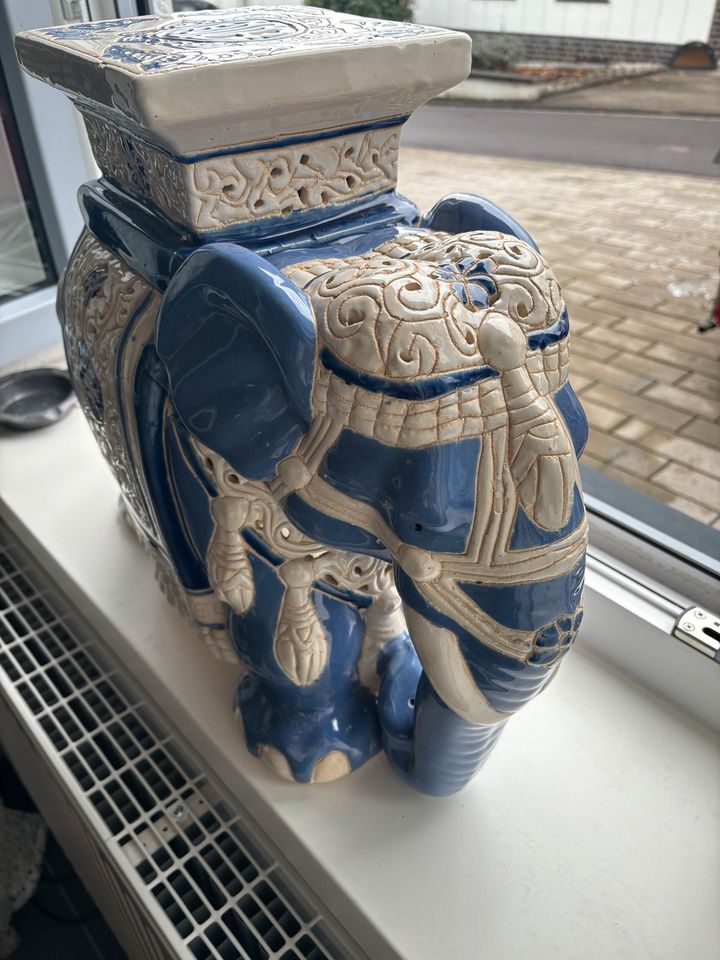 Keramik Elefant, Blumenbank, in Kleinblittersdorf