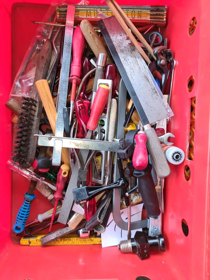 Werkzeug Schraubenschlüssel u. a. in Erlangen