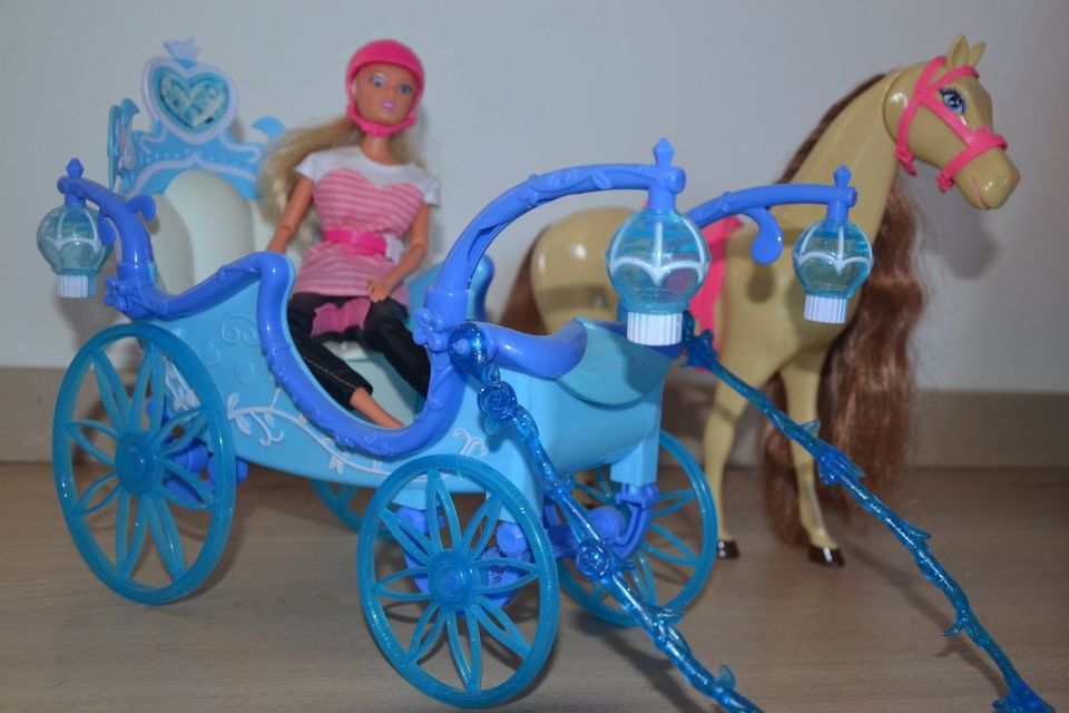 Barbie (Reiterin) mit Pferd und Kutsche in Tübingen