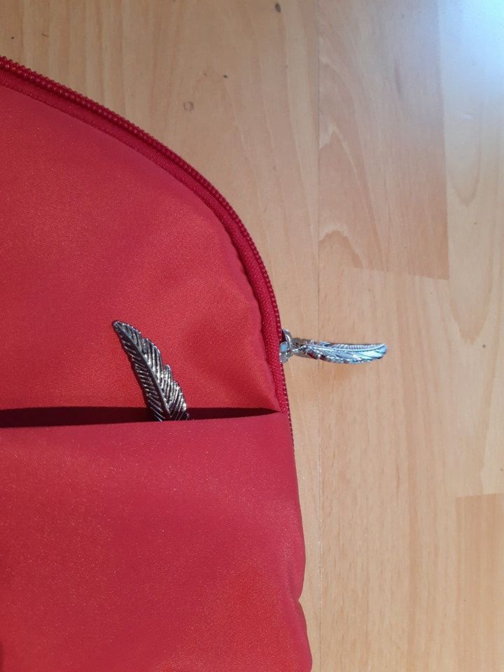 WAIPUNA Damen-Rucksack rot. Zarter blauer Stoff innen. Mit Leder. in Bad Homburg