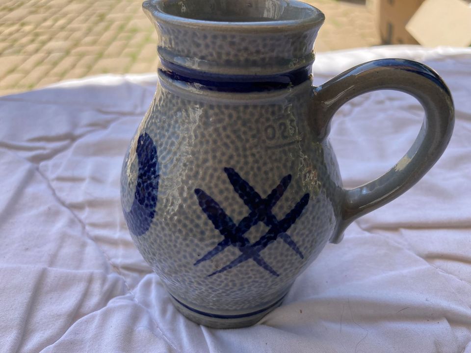 Bombel Kanne Pitcher Weinkrug Krug aus Steingut grau/blau in Arnstein