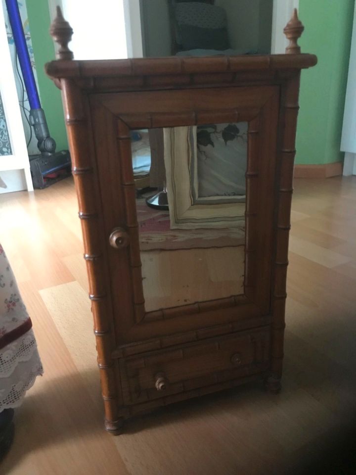 Puppen Kleiderschrank, Holz mit Bambus, um 1900 - 1910 in Untermeitingen