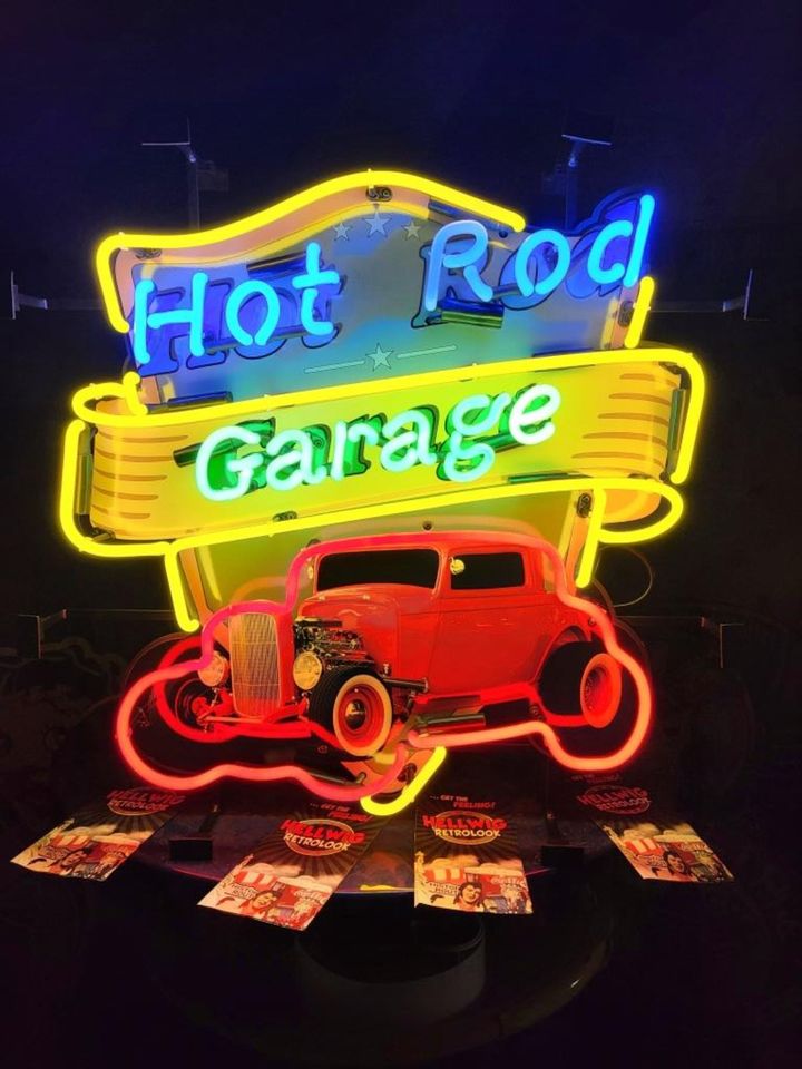 Hot Rod Auto Oldtimer Neonwerbung Deko Industrie Loft Halle in Oberhausen