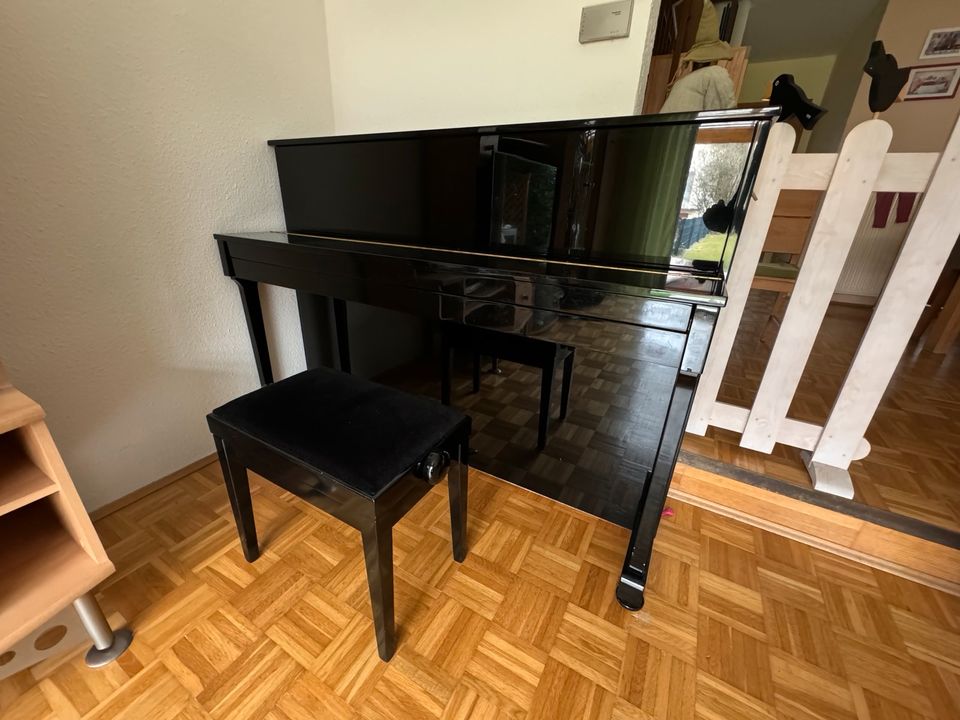 Yamaha Klavier E110N schwarz poliert, inklusive Klavierbank in Donaueschingen
