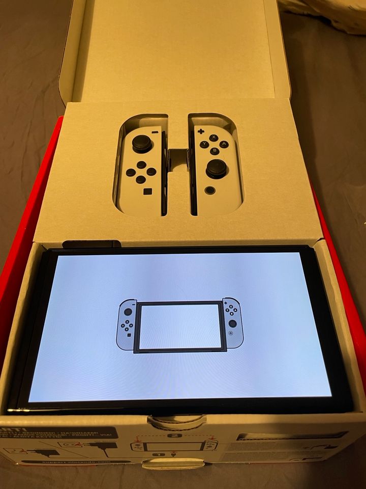 Nintendo Switch OLED in neuwertigem Zustand in München