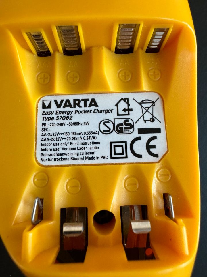 Akku Ladegerät Varta Typ 57062 2 Akku Batterien in Hamburg