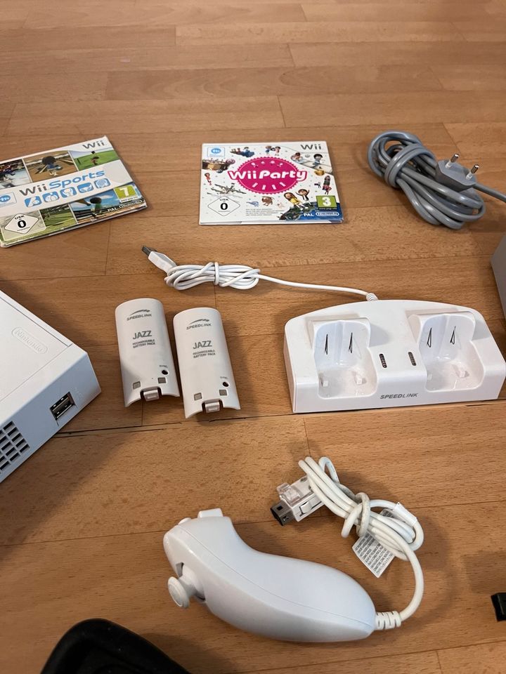 Nintendo Wii Konsole mit 3 Spiele und Zubehör in Hamburg