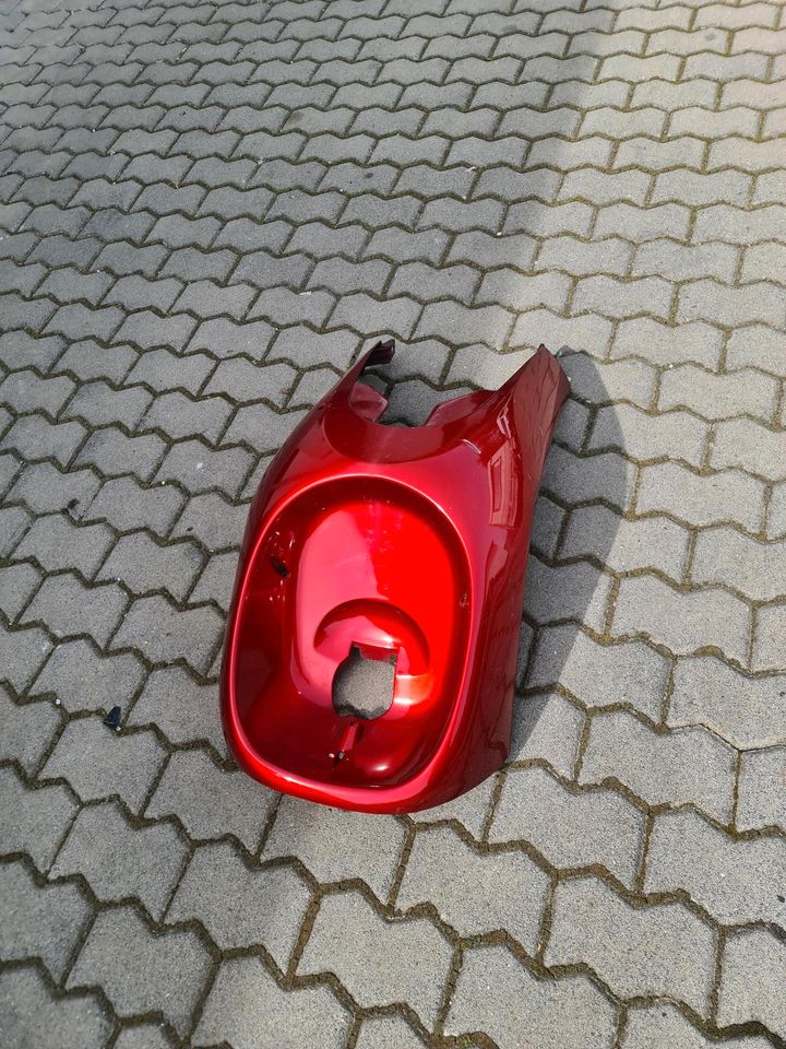 Piaggio Sfera Verkleidung Unterboden vorne rot Roller Motorroller in Saarbrücken