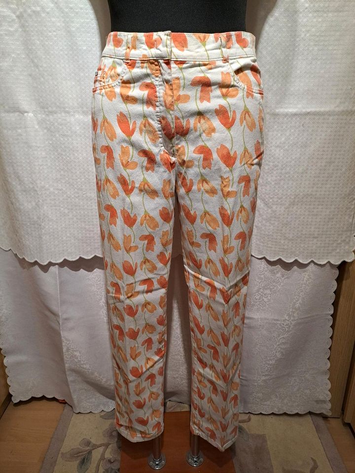 Damenhose weiß/orange floral Muster Gr.40 in Freigericht