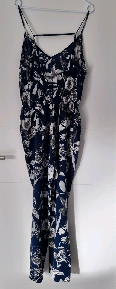 Overall Jumpsuit dunkelblau mit Blüten in Rackwitz