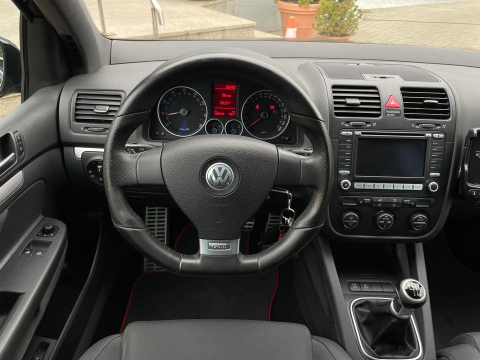 Volkswagen Golf GTI 2.0 TSI in Berlin