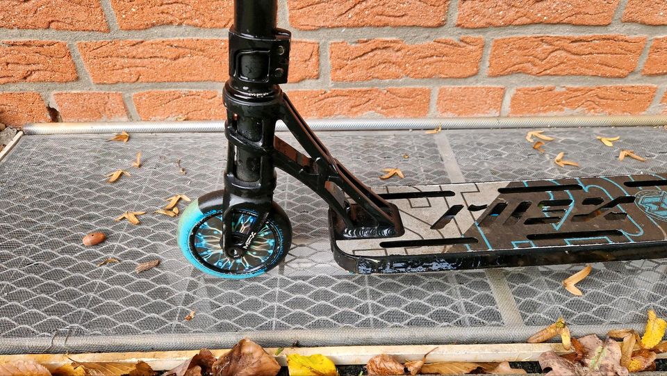 MGP MGX P1 Pro Stunt Scooter schwarz Blau in Wentorf