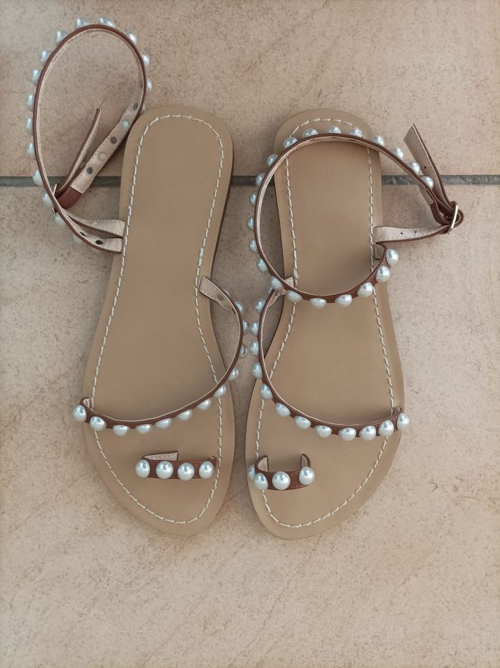Sandalette mit Perlen Zehentrenner braun Gr. 38 ** NEU in Nidderau