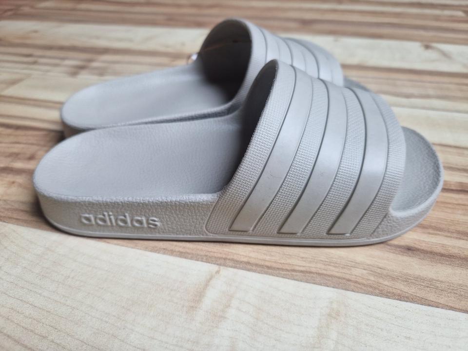adidas aqua Badeschuhe / Badelatschen / Slides Gr. 37 taupe neu in Breckerfeld